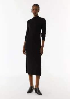 Antalliertes Strickkleid mit Turtleneck und seitlichen Schlitzen-Comma New