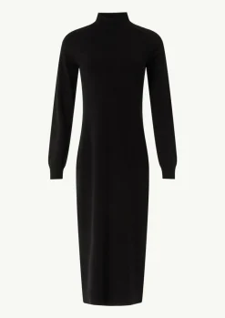 Antalliertes Strickkleid mit Turtleneck und seitlichen Schlitzen-Comma New