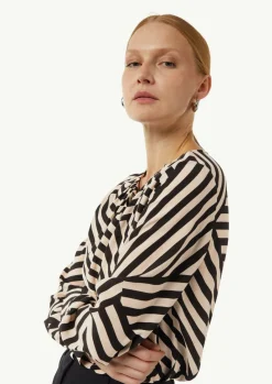 Crêpe-Bluse mit All-over-Print und Faltendetails-Comma Fashion