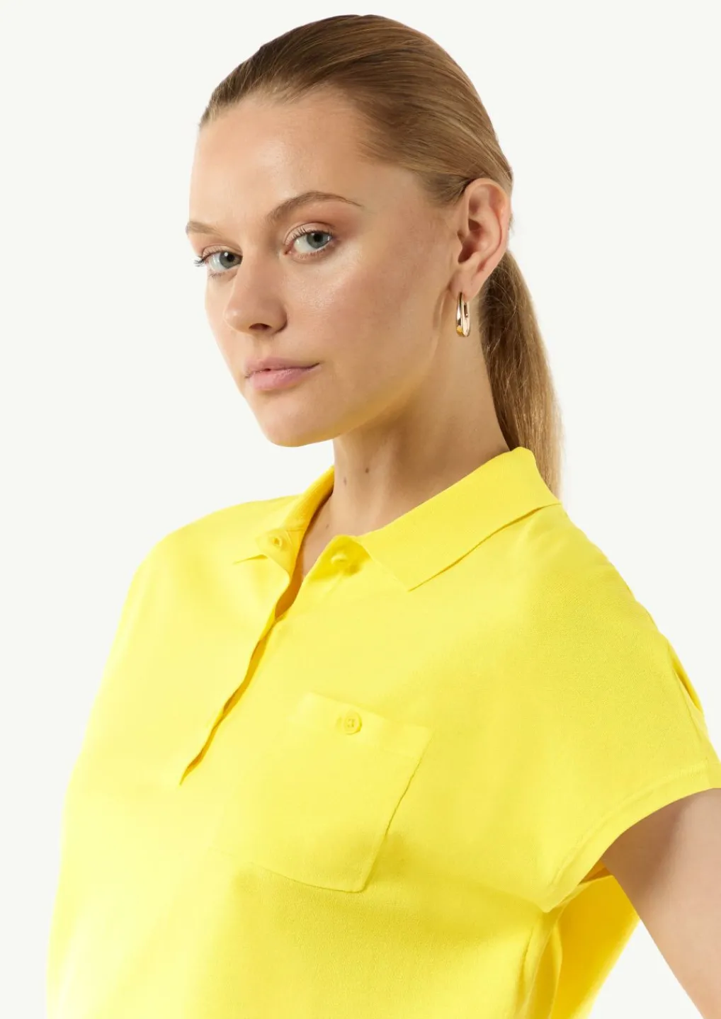 Feinstrick-Poloshirt im Relaxed Fit mit überschnittenen Schultern-Comma Online