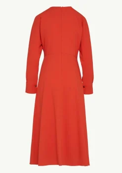 Fließendes Crepe-Kleid mit V-Ausschnitt-Comma Hot