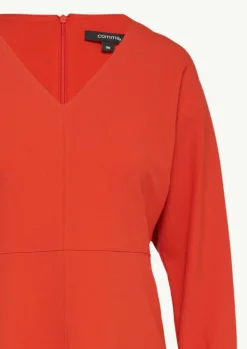 Fließendes Crepe-Kleid mit V-Ausschnitt-Comma Hot