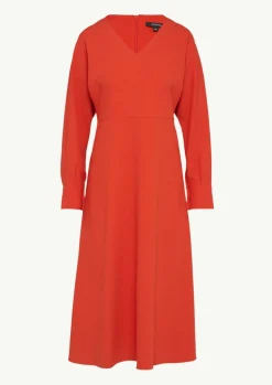 Fließendes Crepe-Kleid mit V-Ausschnitt-Comma Hot