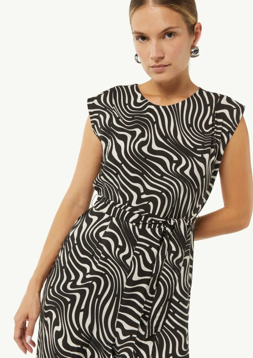 Gemusterter Overall mit Bindegürtel und Faltendetails-Comma Hot