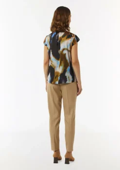 Gemusterte Satin-Bluse mit Cut-out-Detail am Ausschnitt-Comma New