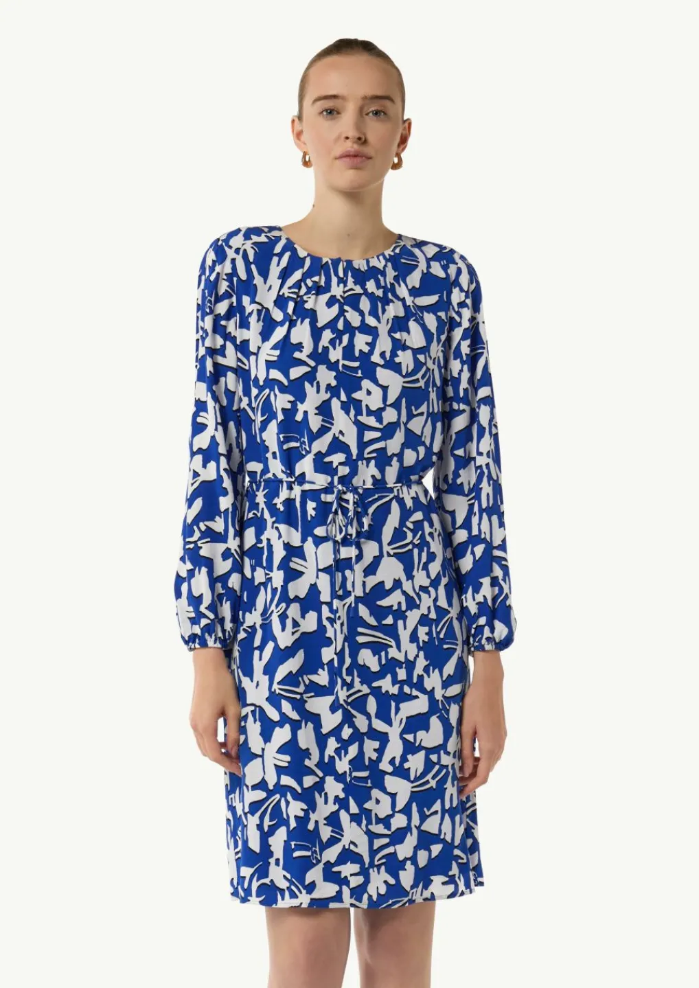 Gemustertes Midi-Kleid mit Faltenausschnitt-Comma Best