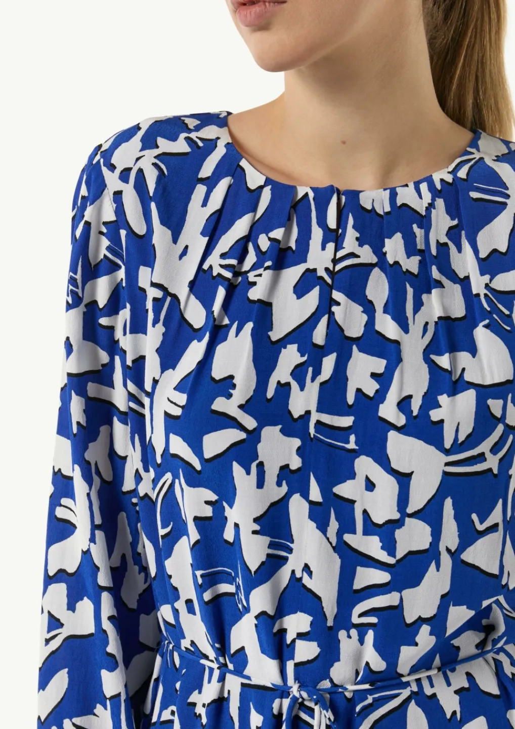 Gemustertes Midi-Kleid mit Faltenausschnitt-Comma Best