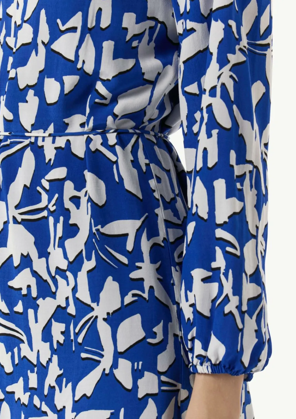 Gemustertes Midi-Kleid mit Faltenausschnitt-Comma Best