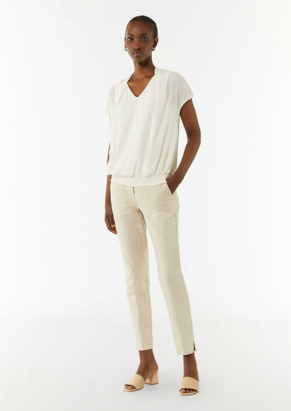 Kurzarm-Bluse mit Smok-Detail-Comma Hot