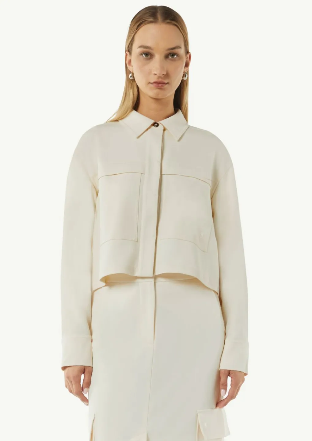 Kurze Jacke mit aufgesetzten Taschen-Comma Discount
