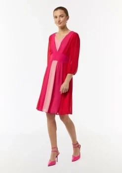 Kurzes Kleid mit Bindegürtel-Comma Hot