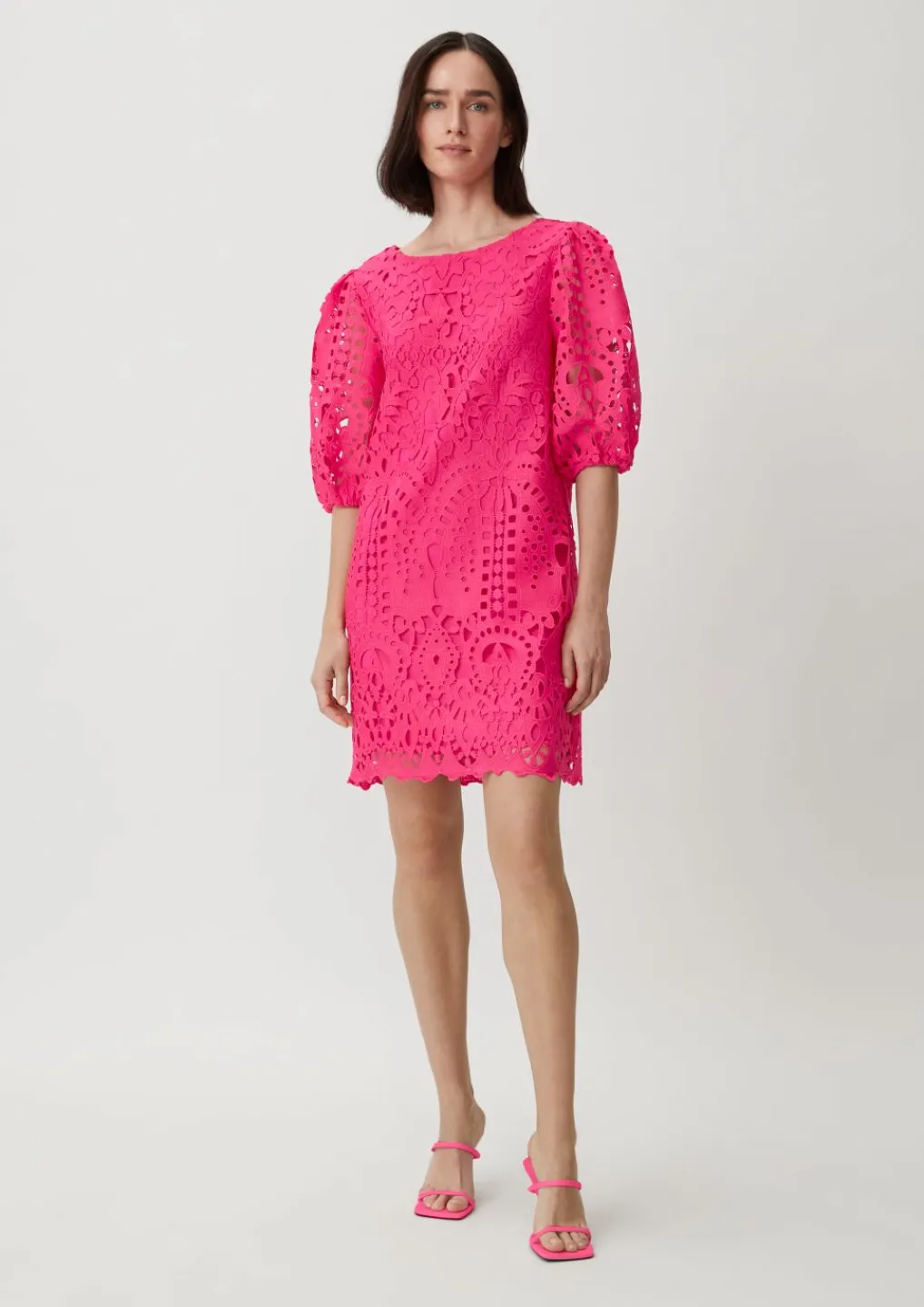 Kurzes Kleid mit Lochstickerei-Comma Outlet