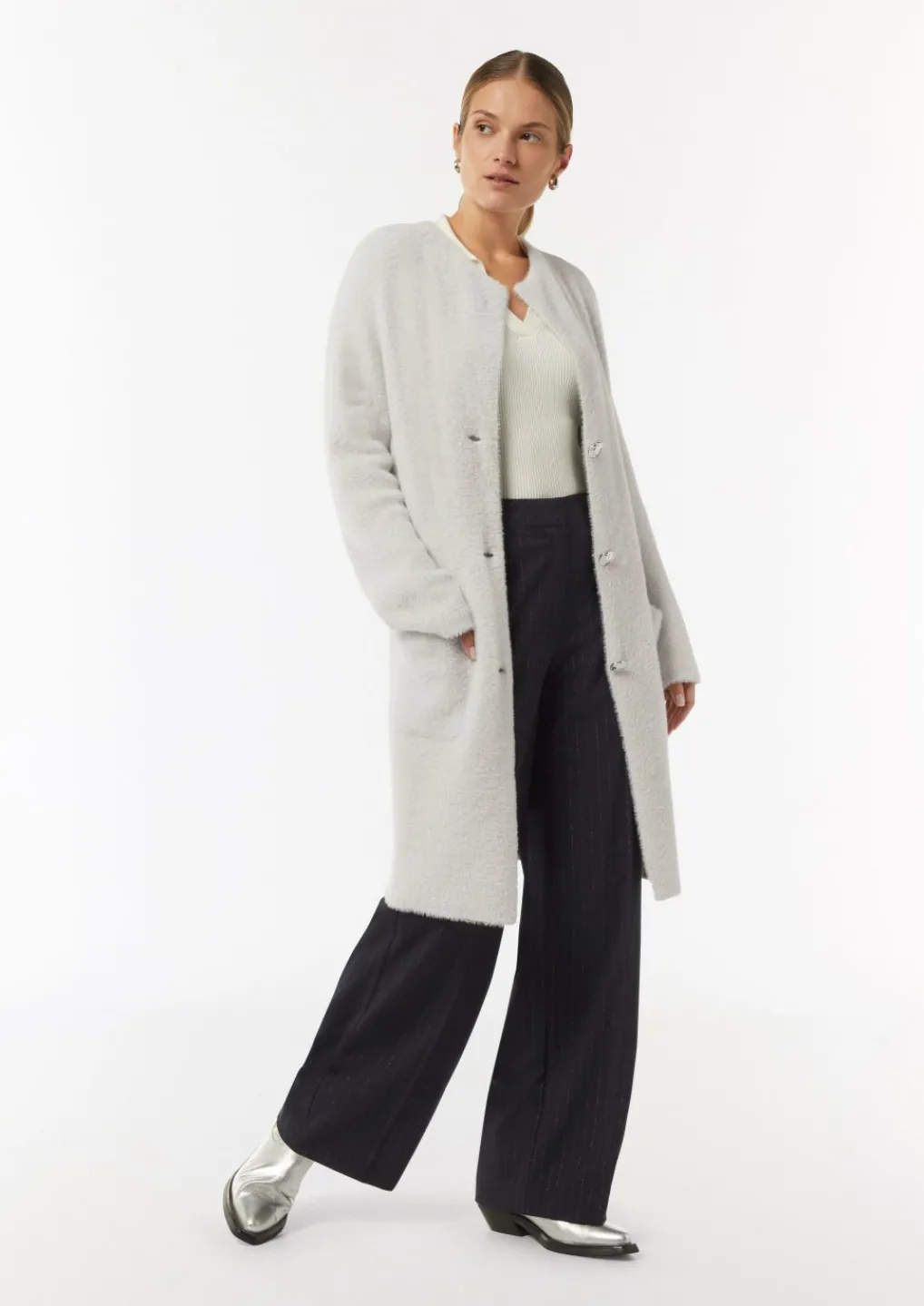 Lange Strickjacke mit aufgesetzten Taschen-Comma Fashion