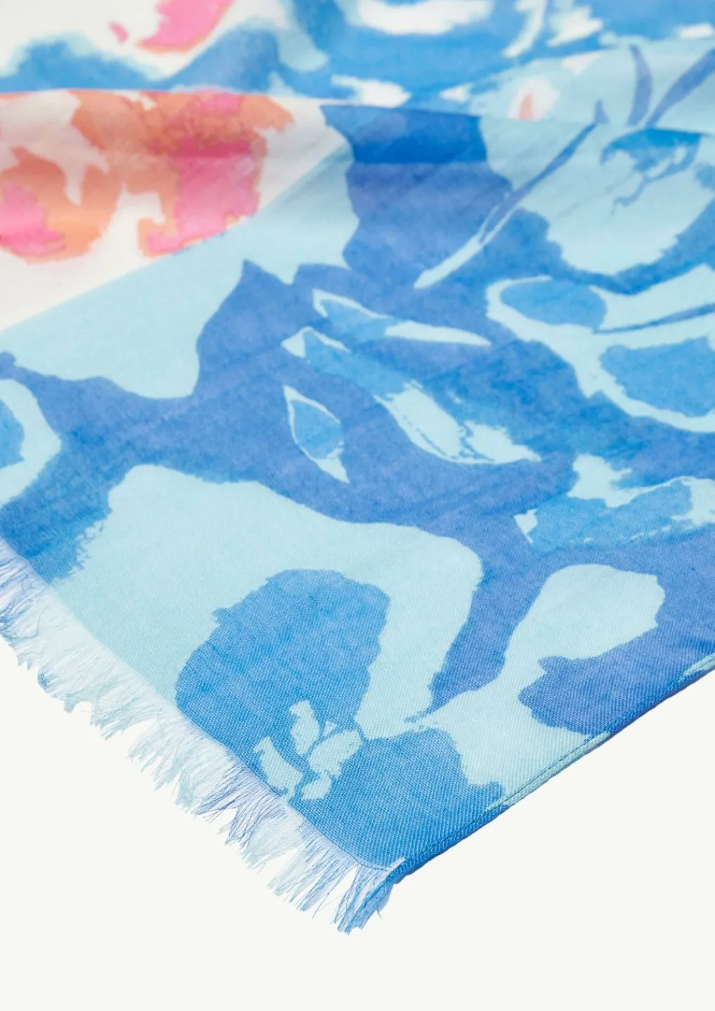 Leichter Schal mit All-over-Print und Fransen-Comma Hot