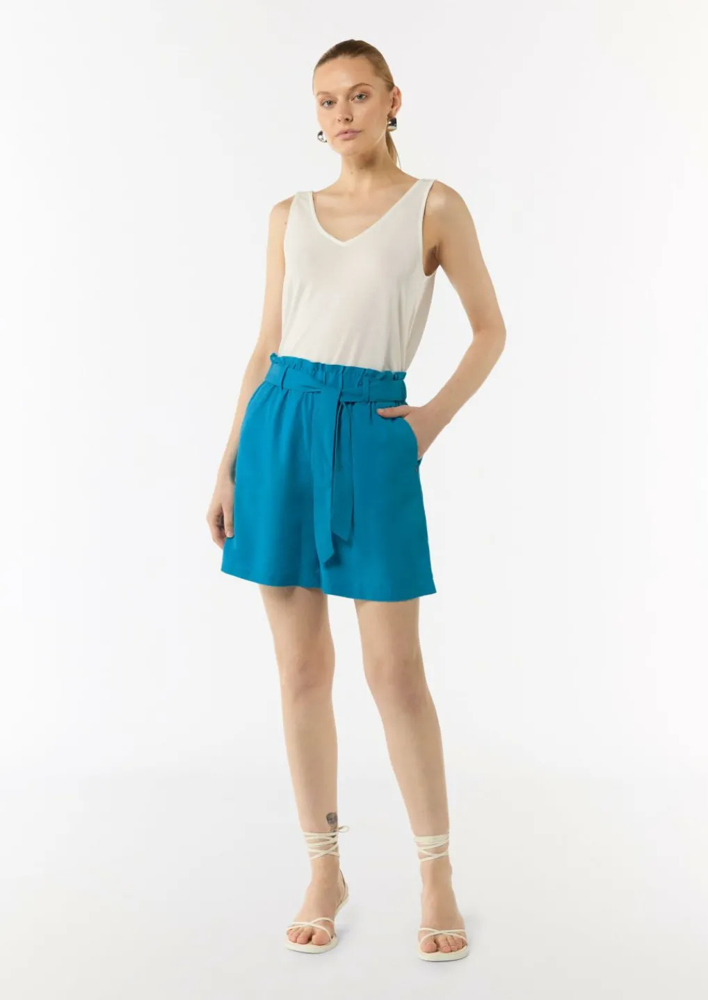 Leichte Shorts aus Lyocell mit Bindegürtel-Comma Sale