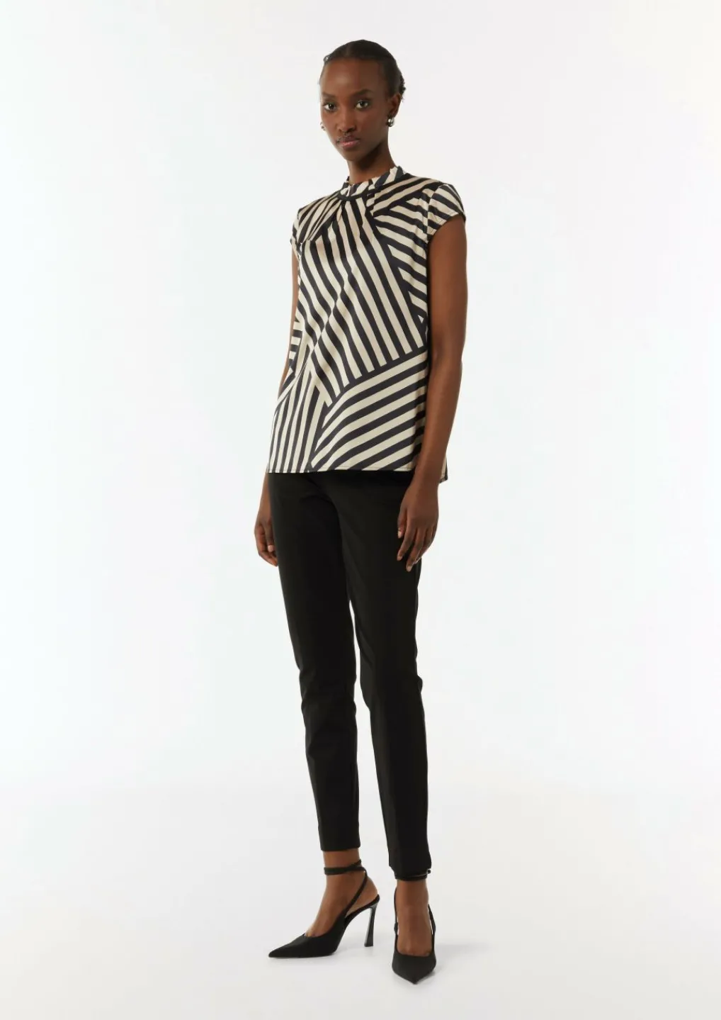Satin-Bluse mit grafischem Muster und Kragendetail-Comma Sale