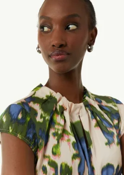 Satinierte Bluse mit All-over-Print und Raffung-Comma New