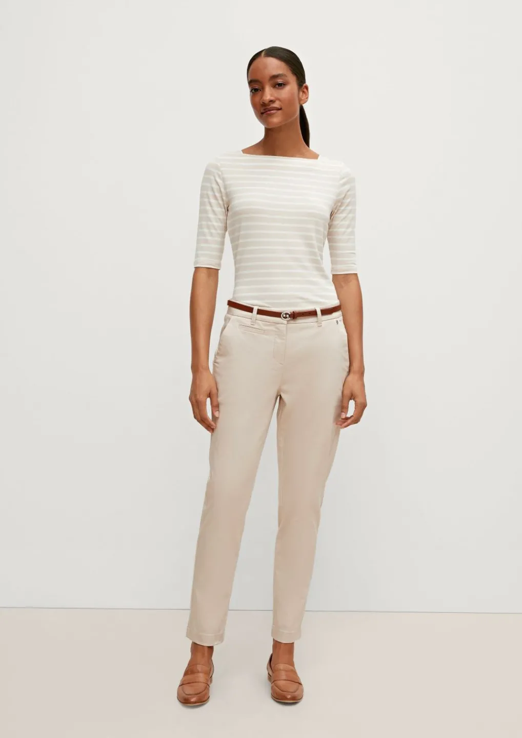Slim: Chino-Hose mit Gürtel-Comma Online