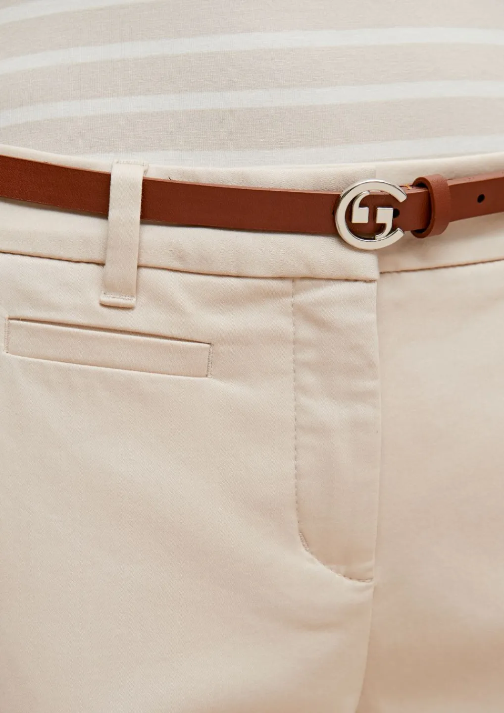 Slim: Chino-Hose mit Gürtel-Comma Online