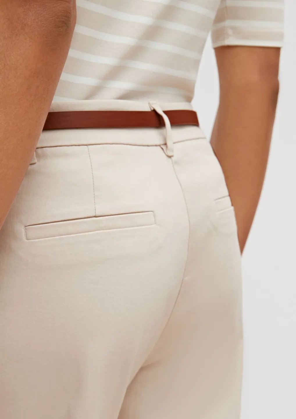 Slim: Chino-Hose mit Gürtel-Comma Online