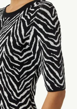 Strick-Kleid mit Zebra-Jaquard und Rippblende-Comma Best