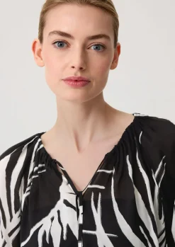 Viskosebluse mit All-over-Print-Comma Hot