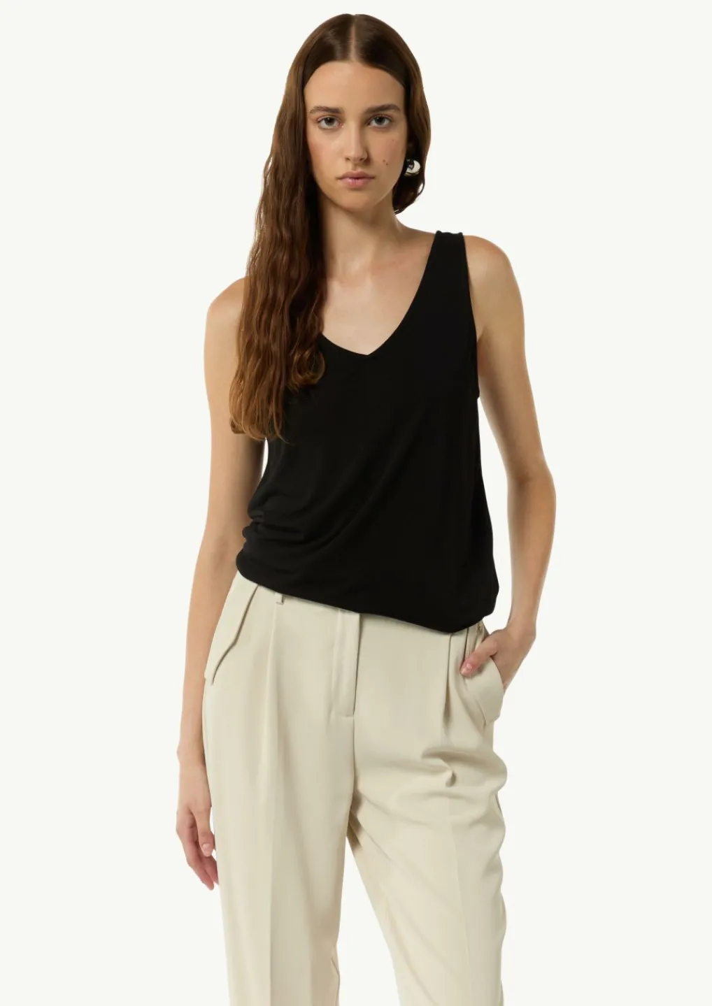 V-Neck-Shirt aus Jersey mit gekreuzten Trägern-Comma Hot