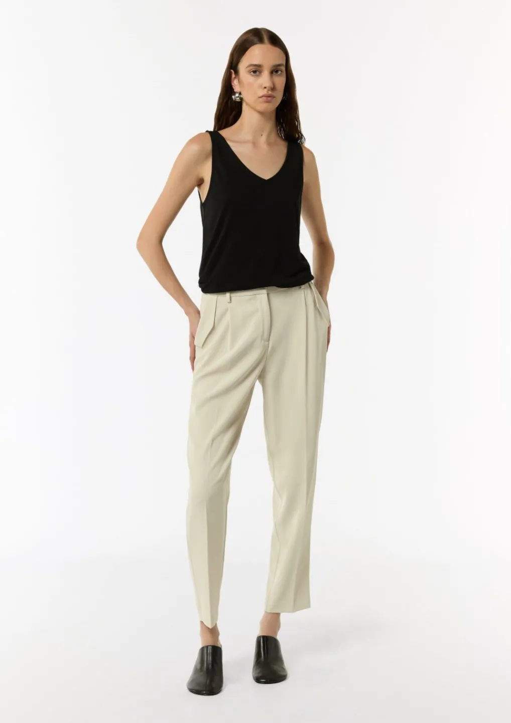 V-Neck-Shirt aus Jersey mit gekreuzten Trägern-Comma Hot